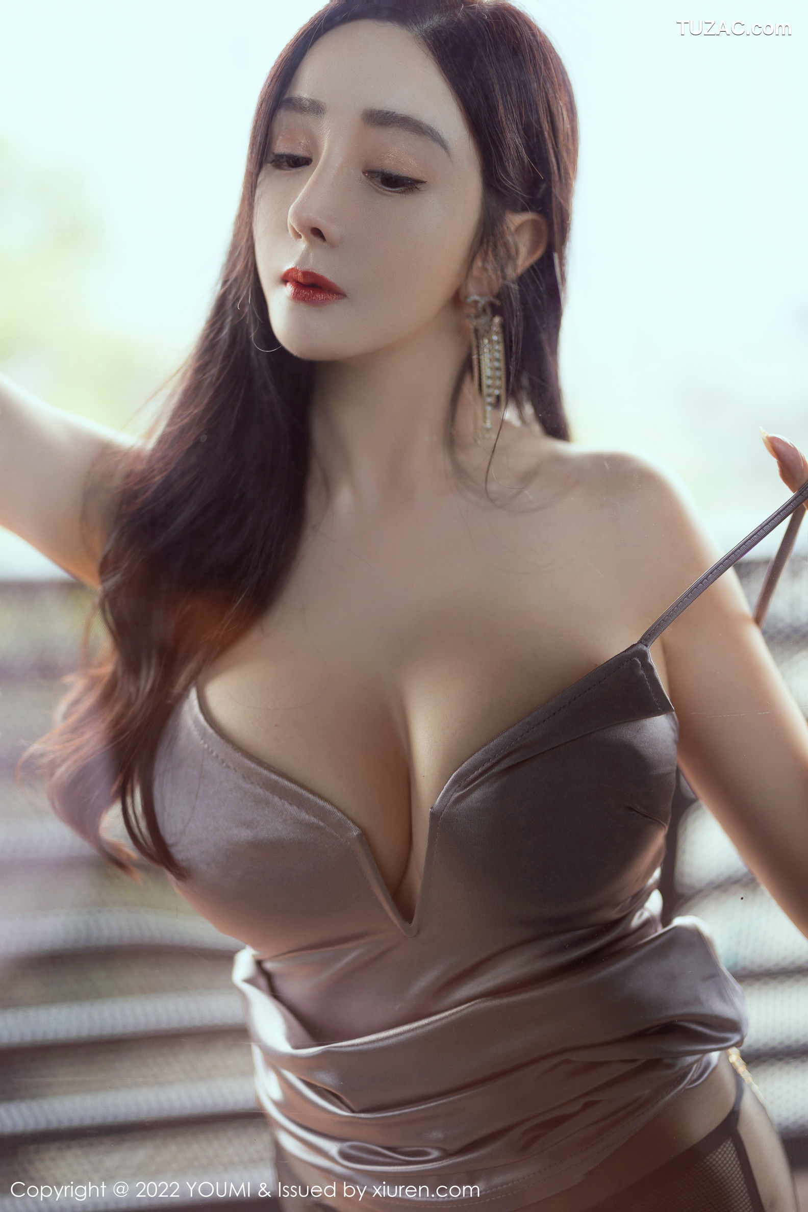 YouMi尤蜜荟-741-允爾-成都旅拍床上紫色吊带裙-2022.01.14