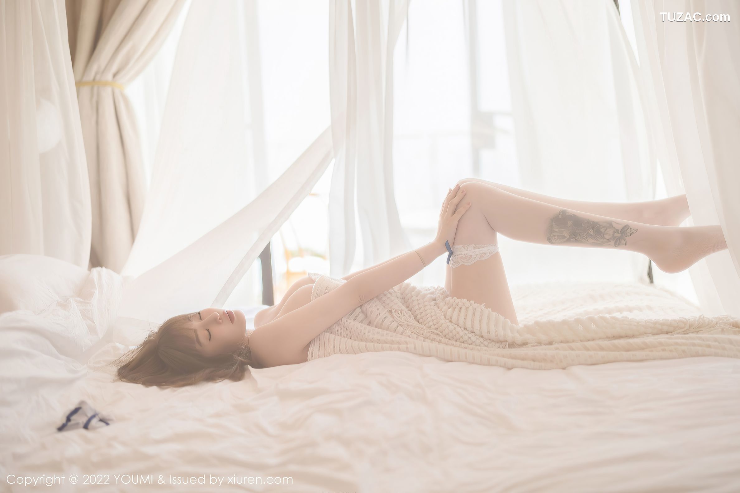 YouMi尤蜜荟-800-王雨纯-白色轻透内衣点缀蓝色线条