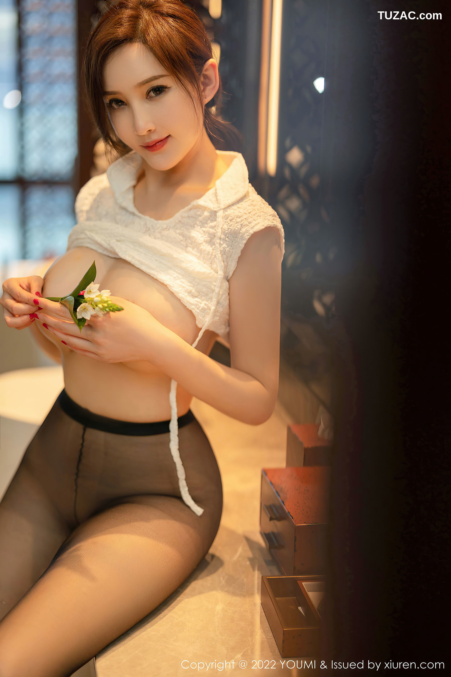 YouMi尤蜜荟-844-奶瓶土肥圆-白短连衣裙黑丝