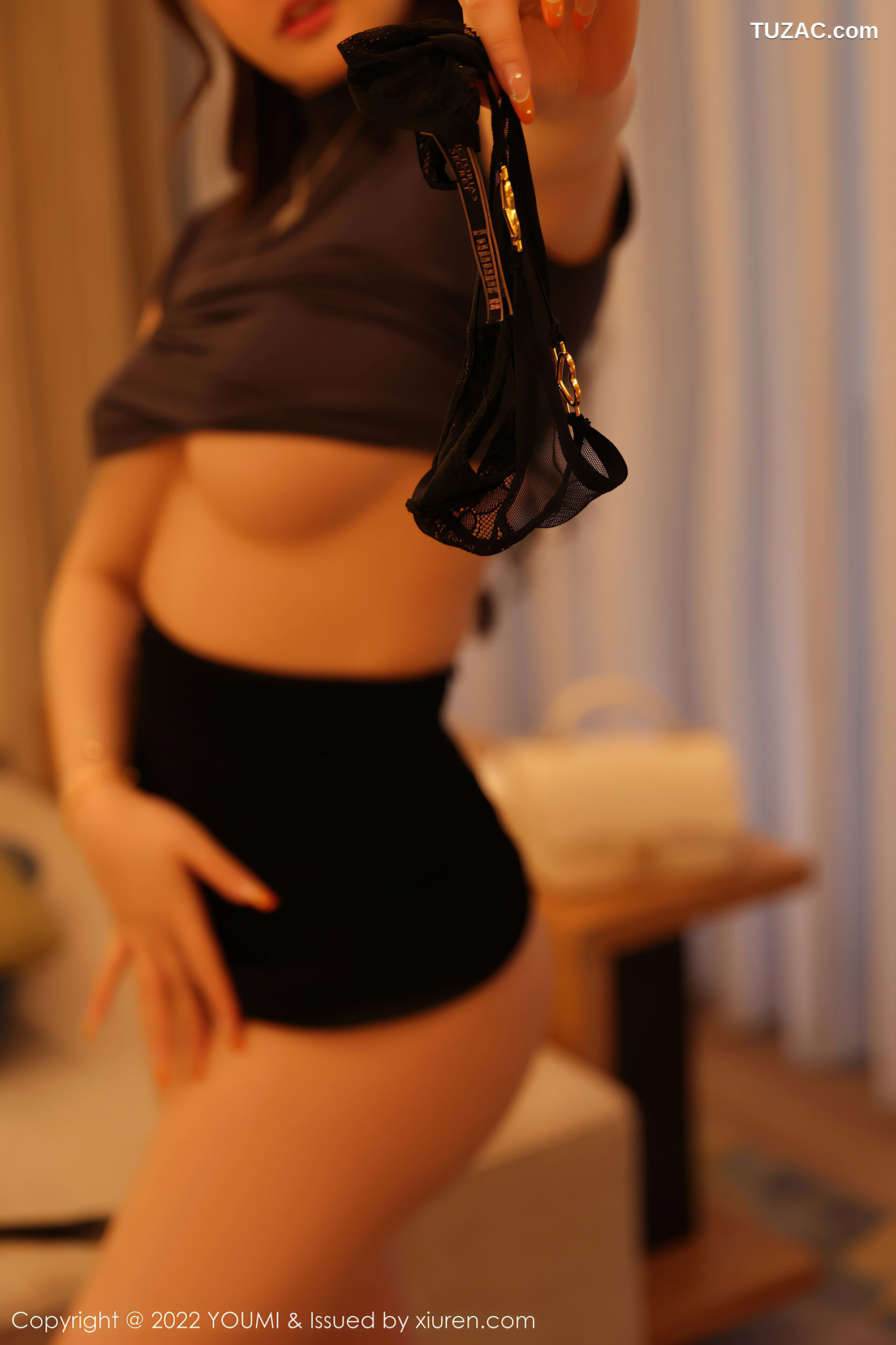 YouMi尤蜜荟-845-小海臀-黑紧身T黑丝