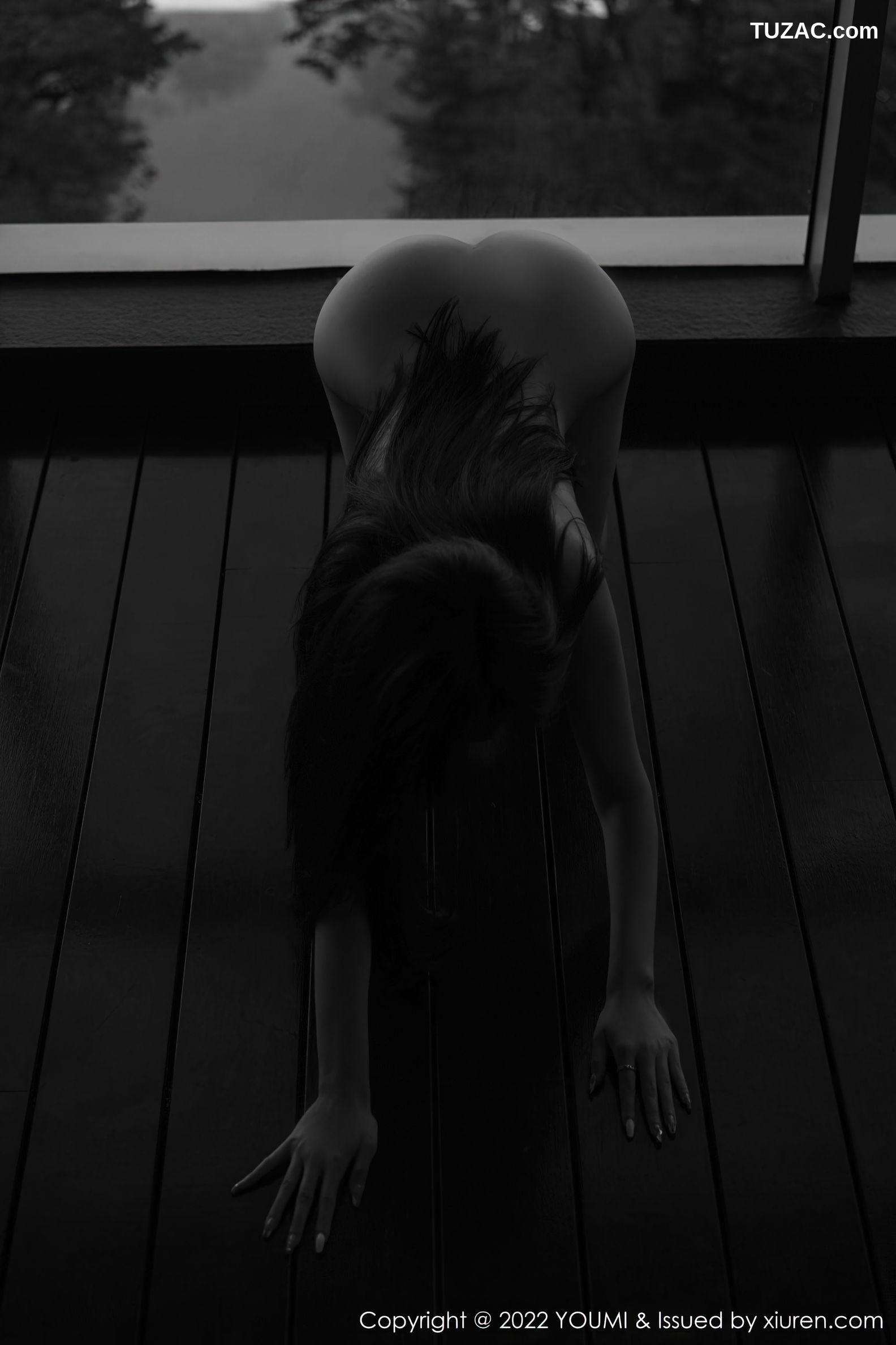 YouMi尤蜜荟-882-周妍希-暗红褐露背裙人体
