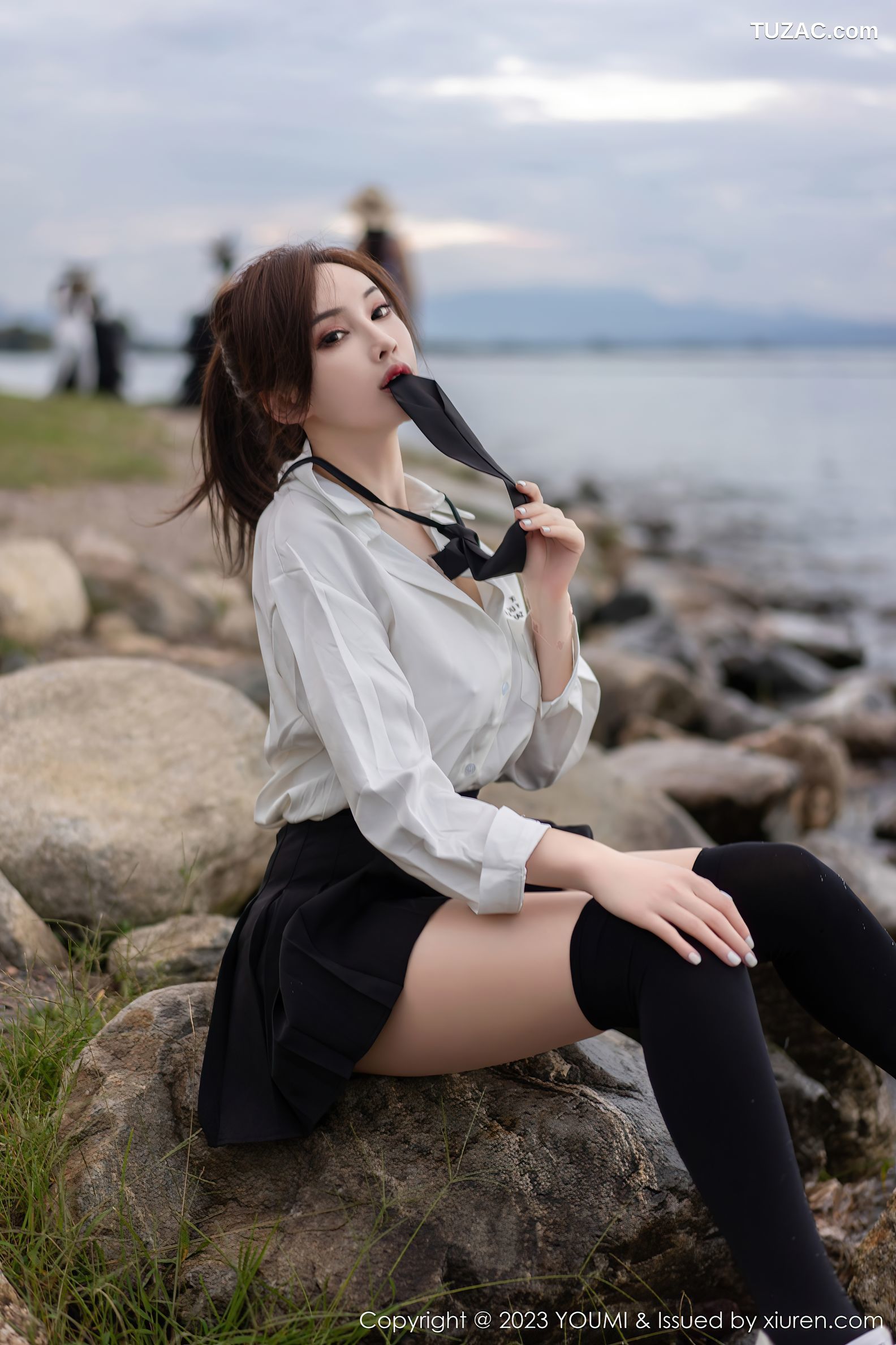 YouMi尤蜜荟-903-周妍希-大理旅拍性感白T黑短裙-2023.02.17