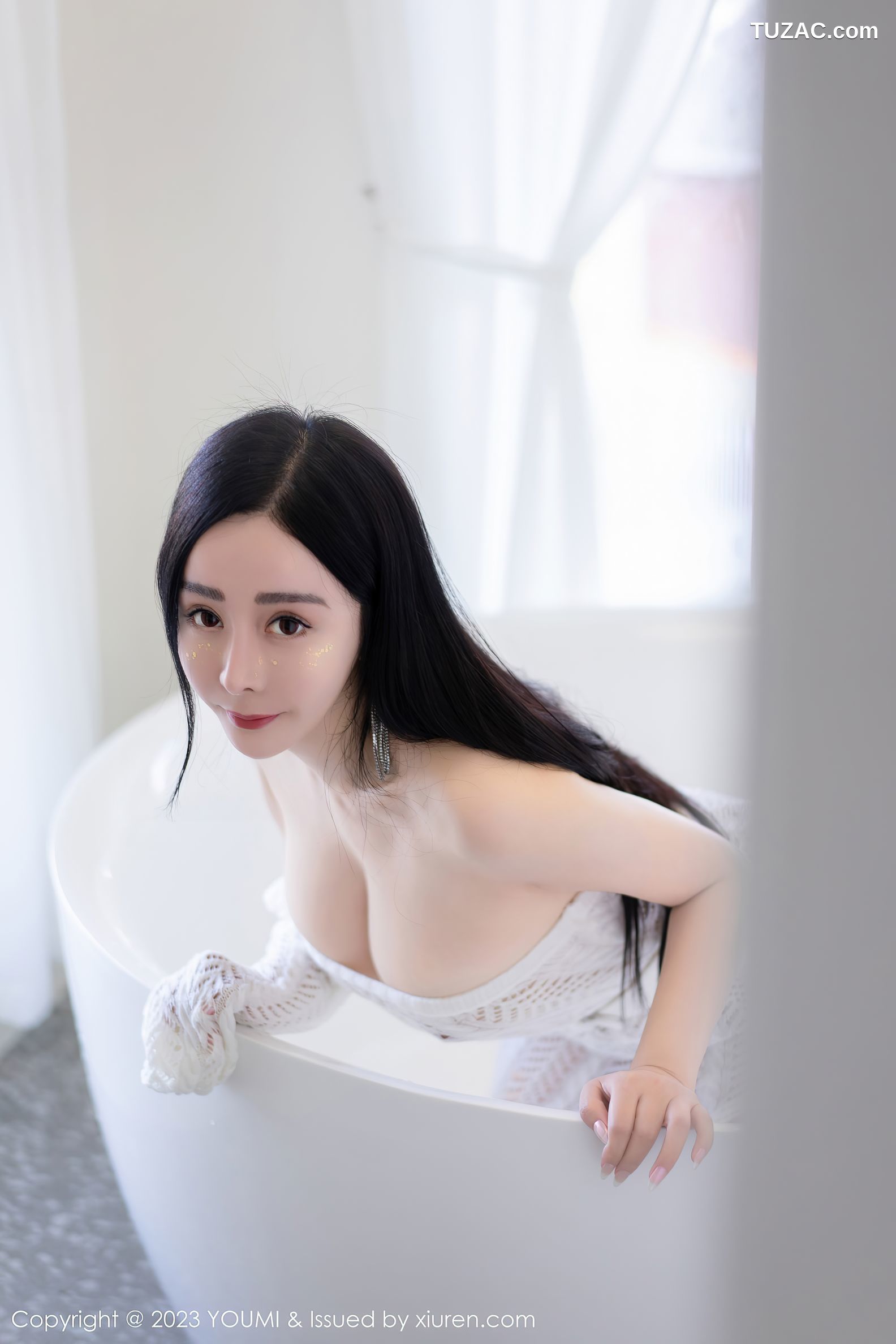 YouMi尤蜜荟-960-允爾-泳池拍摄性感白色缕空连衣裙-2023.07.05