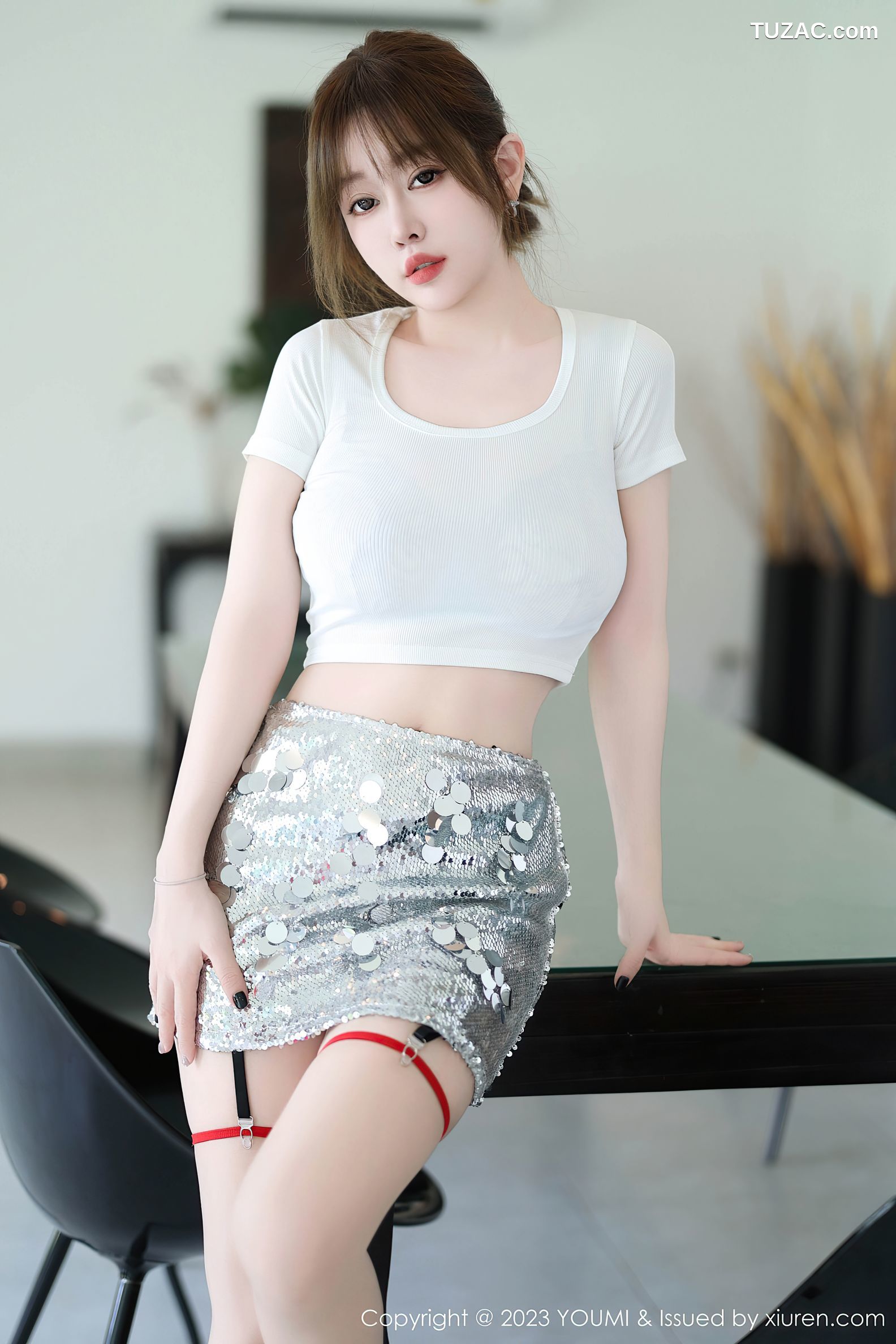 YouMi尤蜜荟-979-王雨纯-白色短T银色短裙丁字裤肉丝-2023.08.25