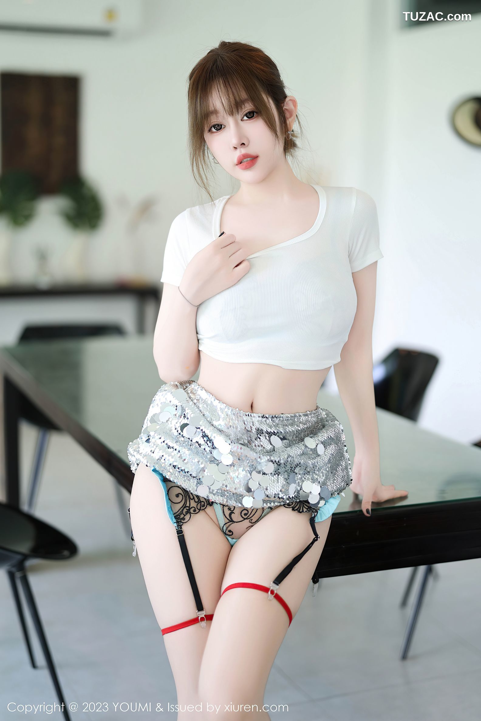 YouMi尤蜜荟-979-王雨纯-白色短T银色短裙丁字裤肉丝-2023.08.25
