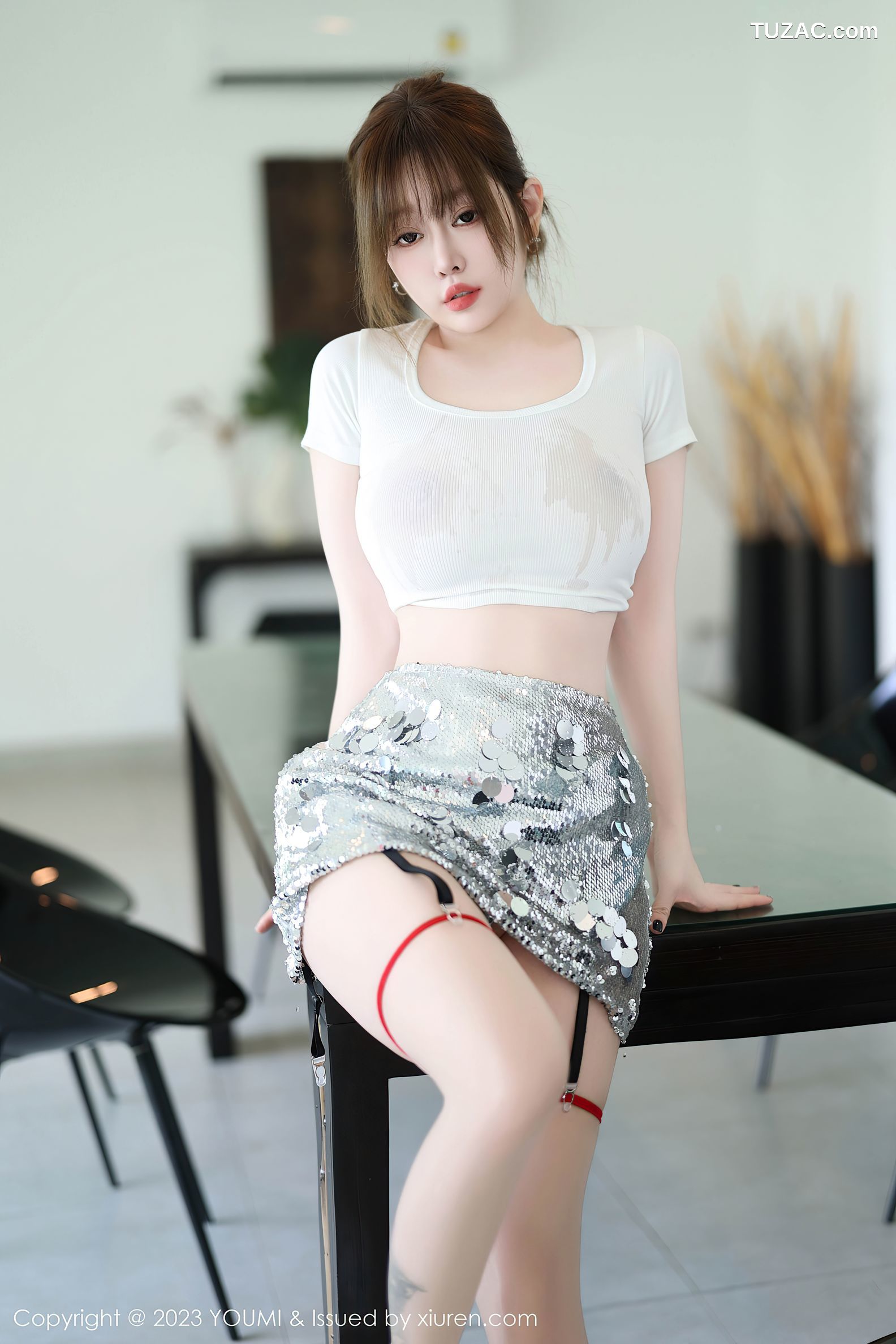 YouMi尤蜜荟-979-王雨纯-白色短T银色短裙丁字裤肉丝-2023.08.25