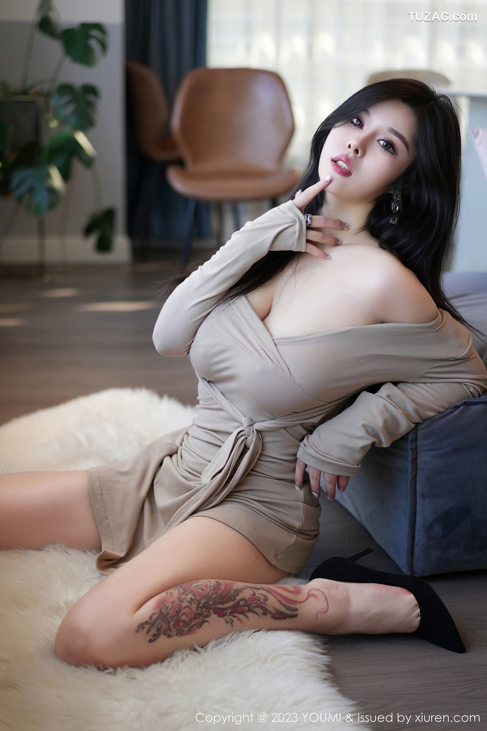 YouMi尤蜜荟-1000-周思乔Betty-浅米色连衣裙黑色丁字裤-2023.11.07