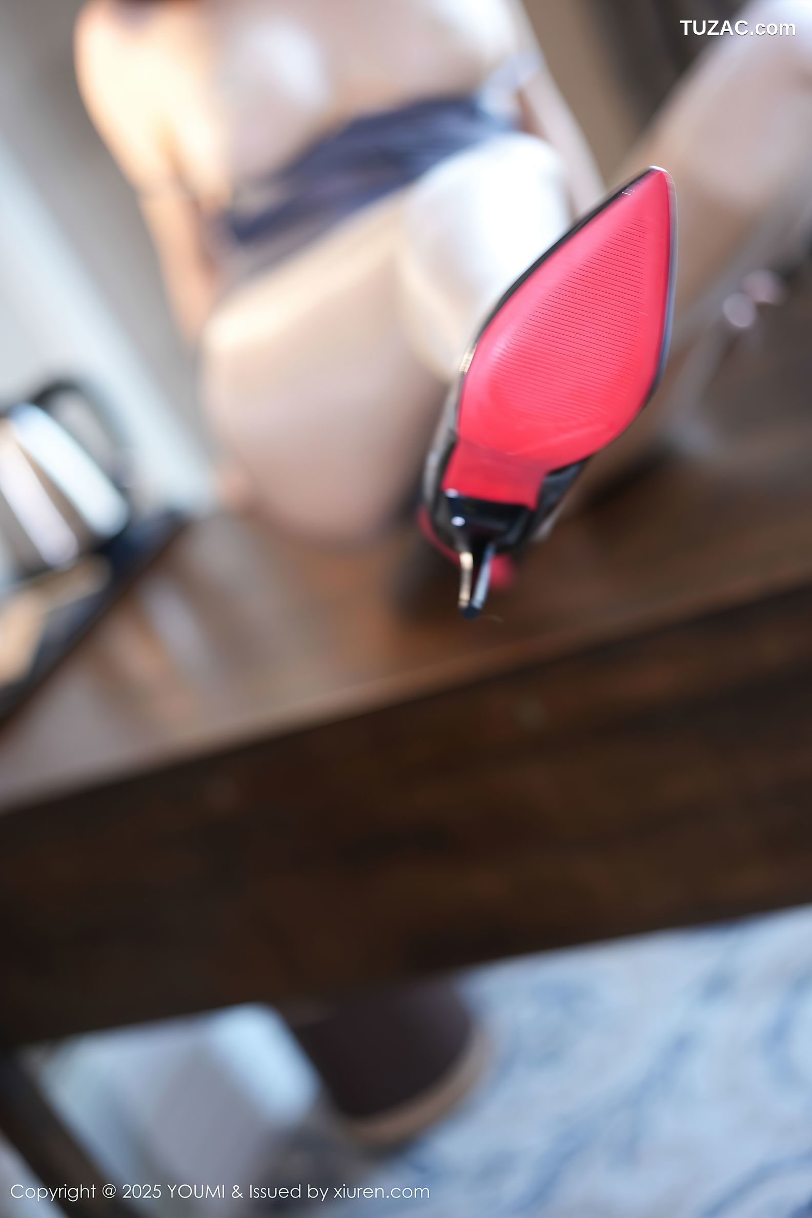 YouMi尤蜜荟-1133-凯竹Quinn-灰色连衣短裤爆乳-2025.04.30