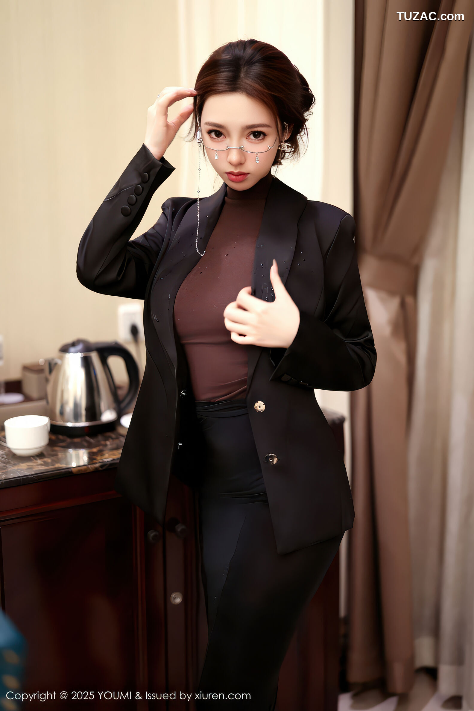 YouMi尤蜜荟-1186-Twins-桃桃-OL黑色外套短裙褐色T恤黑丝-2025.12.05