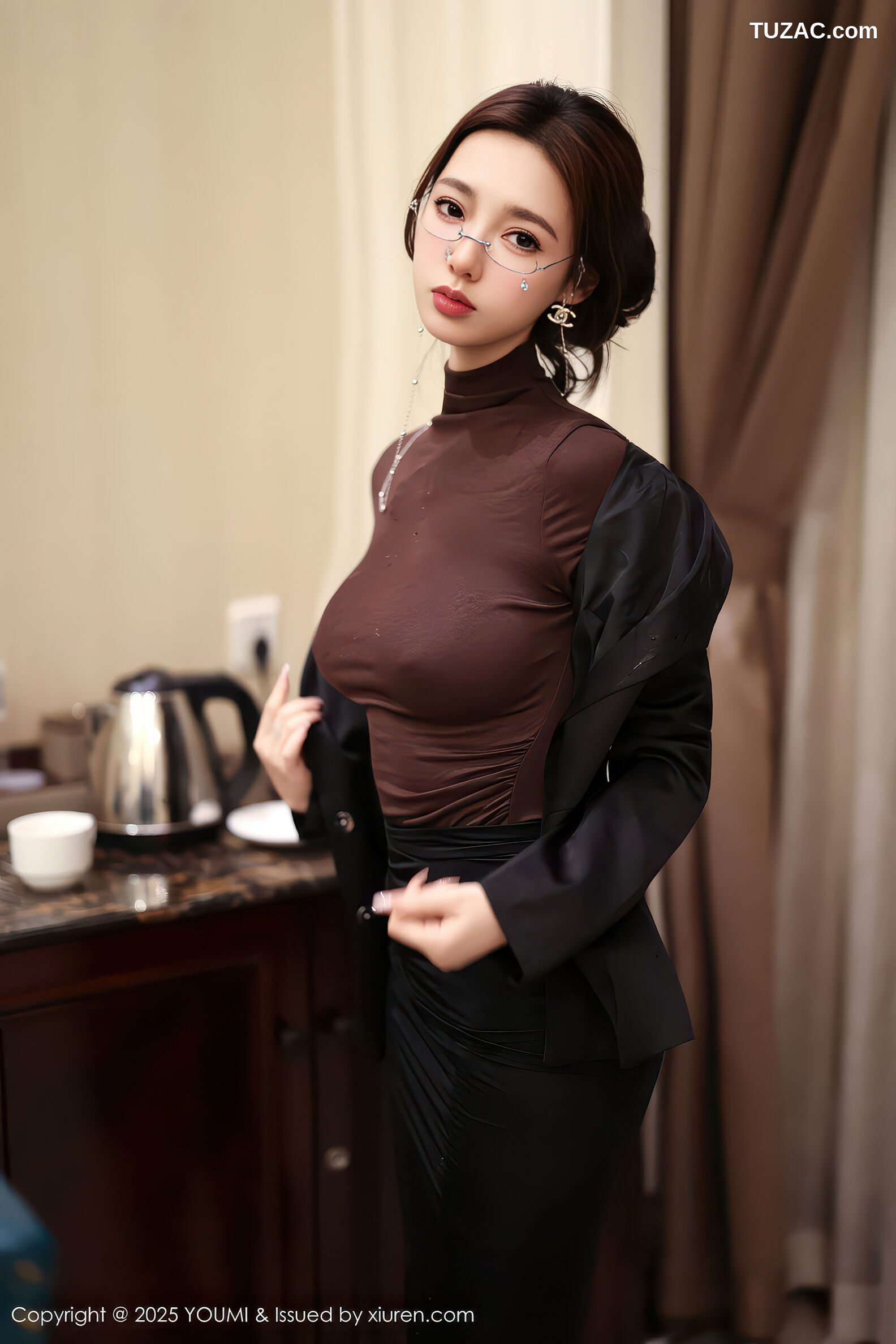 YouMi尤蜜荟-1186-Twins-桃桃-OL黑色外套短裙褐色T恤黑丝-2025.12.05