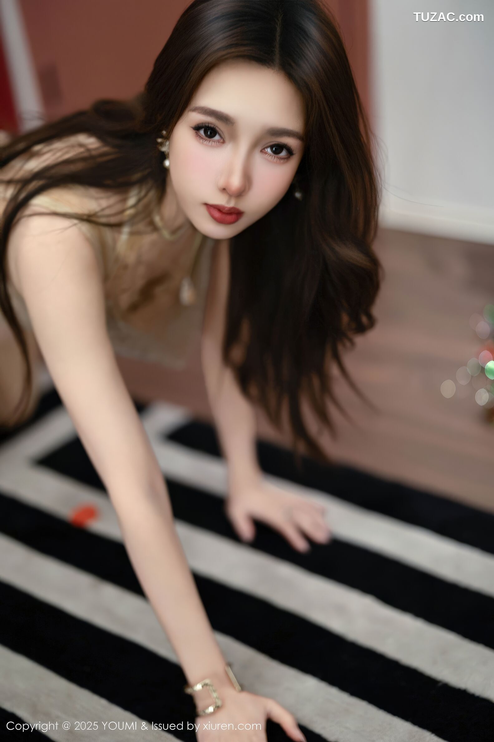 YouMi尤蜜荟-1191-Twins-桃桃-金色闪亮连衣短裙肉色丝袜-2025.12.19